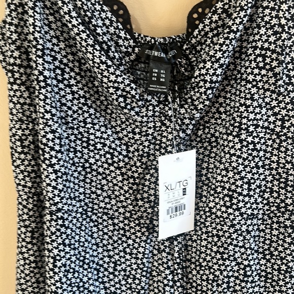 NWT STREETWEAR SOCIETY JUMPER BLACK AND WHITE IN SIZE XL - Picture 14 of 16